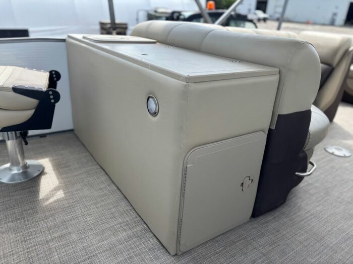 2022 Manitou Oasis Angler Pontoon - Image 2