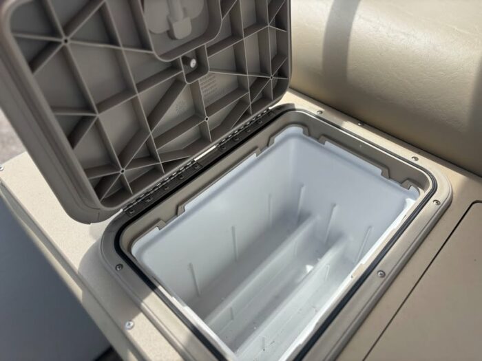 2022 Manitou Oasis Angler Pontoon - Image 3