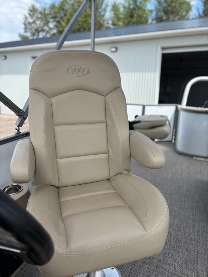 2022 Manitou Oasis Angler Pontoon - Image 5